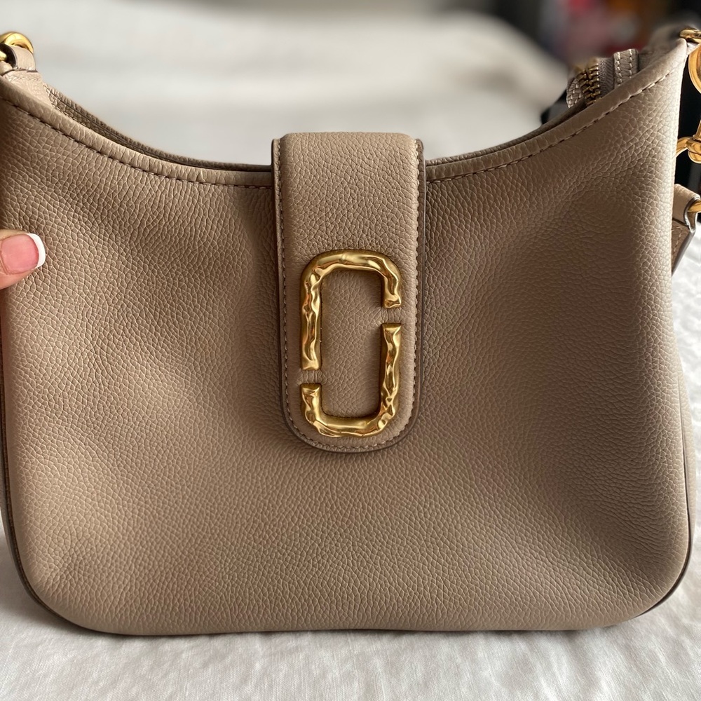 MARC JACOBS BEIGE LEATHER GLAM SHOULDER CROSSBODY BAG —— PRE-LOVED